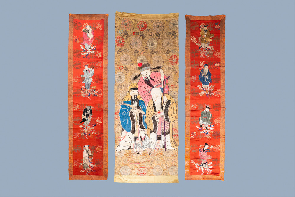 Trois panneaux en broderie de soie chinoise &agrave; d&eacute;cor d'immortels et de dieux, 19&egrave;me